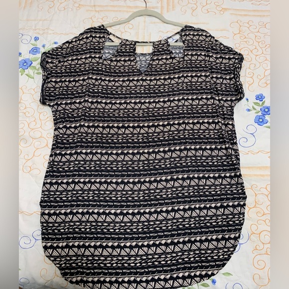 Black and tan geometric short sleeve tunic with cut out back from Dynamite - Picture 11 of 14